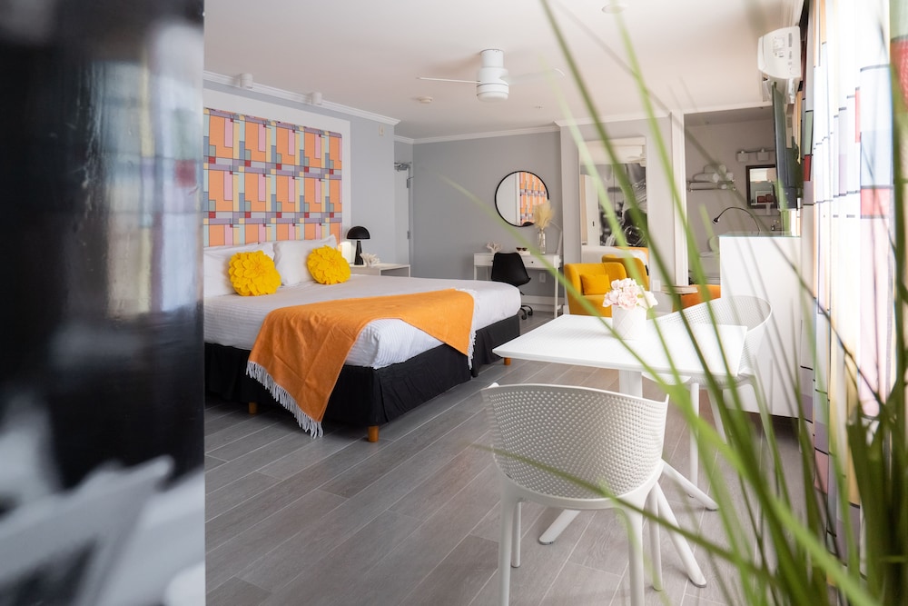Fashion Suite, One King Bed