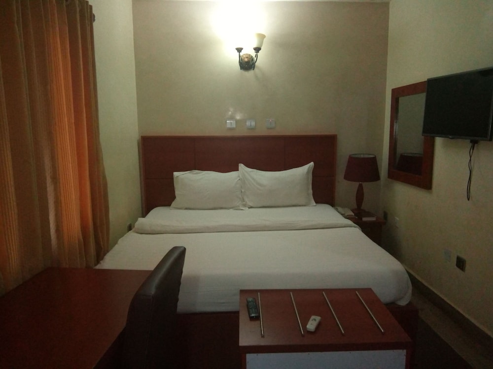 Standard Room, 1 Queen Bed, Non Smoking photo 2