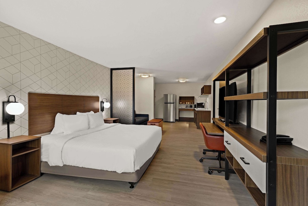 Suite, 1 King Bed, Accessible, Non Smoking