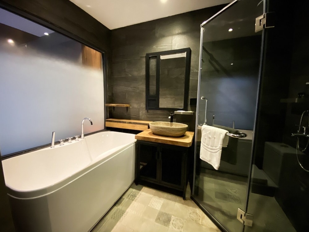 Deluxe Double Room, Bathtub photo 2