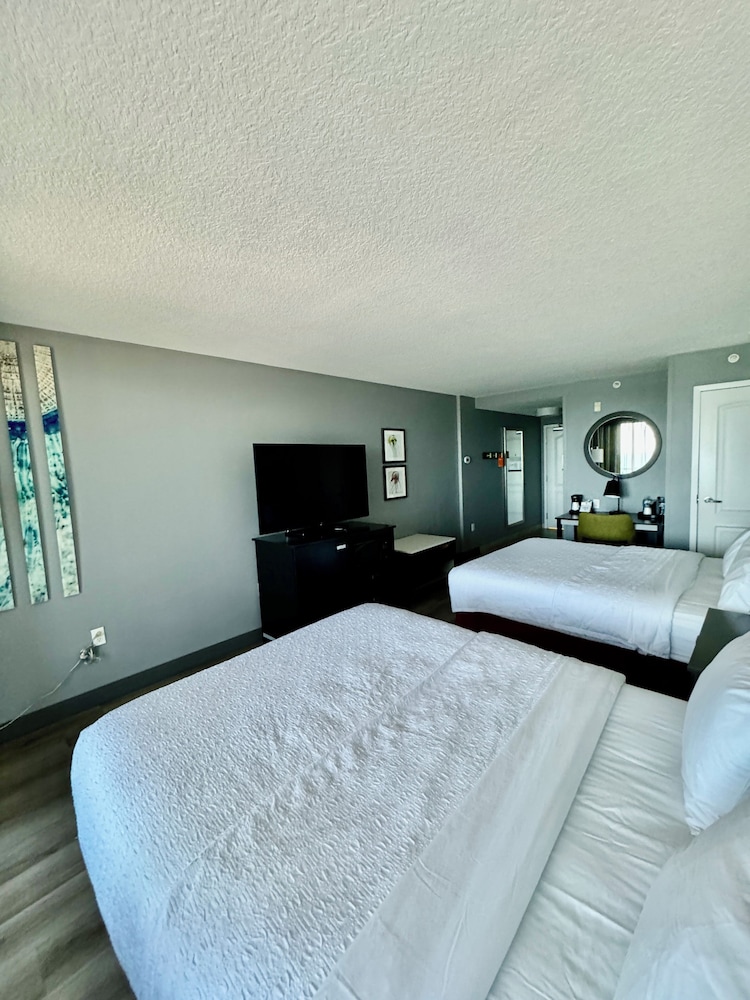 2 Queen Beds, Partial Ocean View, Balcony - Photo 5