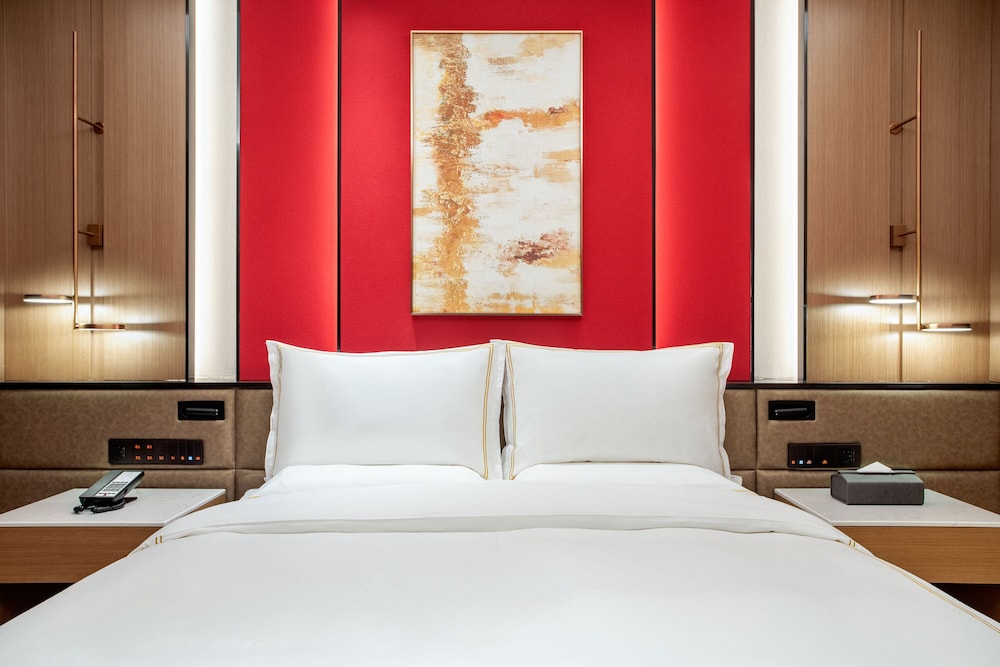 Deluxe Suite, 1 Queen Bed, Smoking - Photo 10