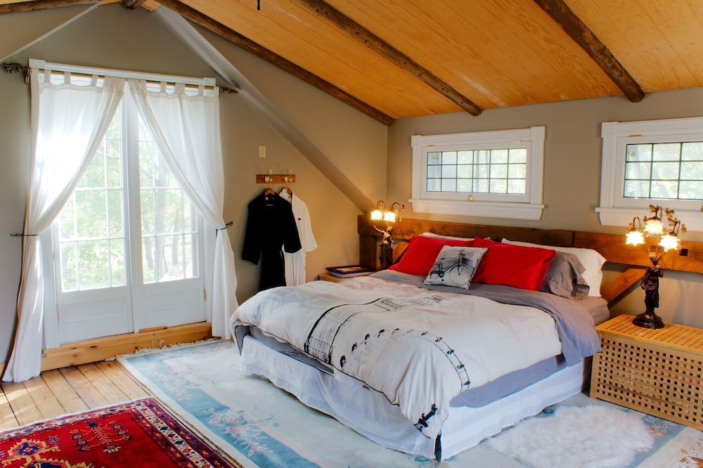 Suite, 1 King Bed (The Coach House) photo 1