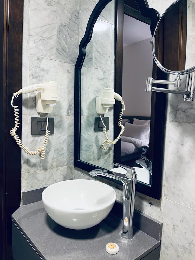 Standard Double or Twin Room - Photo 6