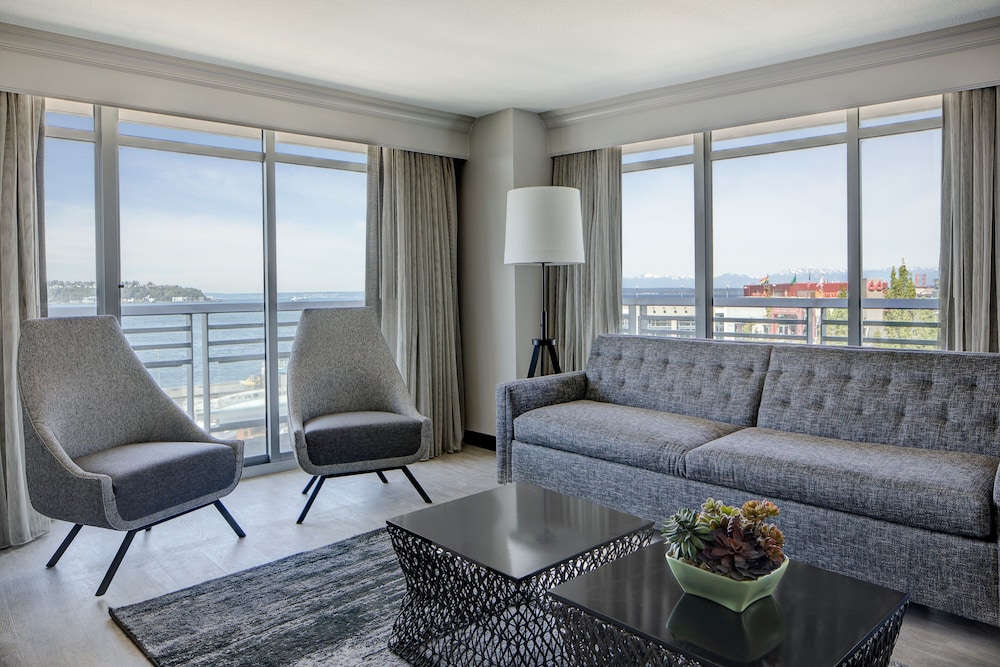 Suite, 1 King Bed with Sofa bed, Corner (View) - Photo 4