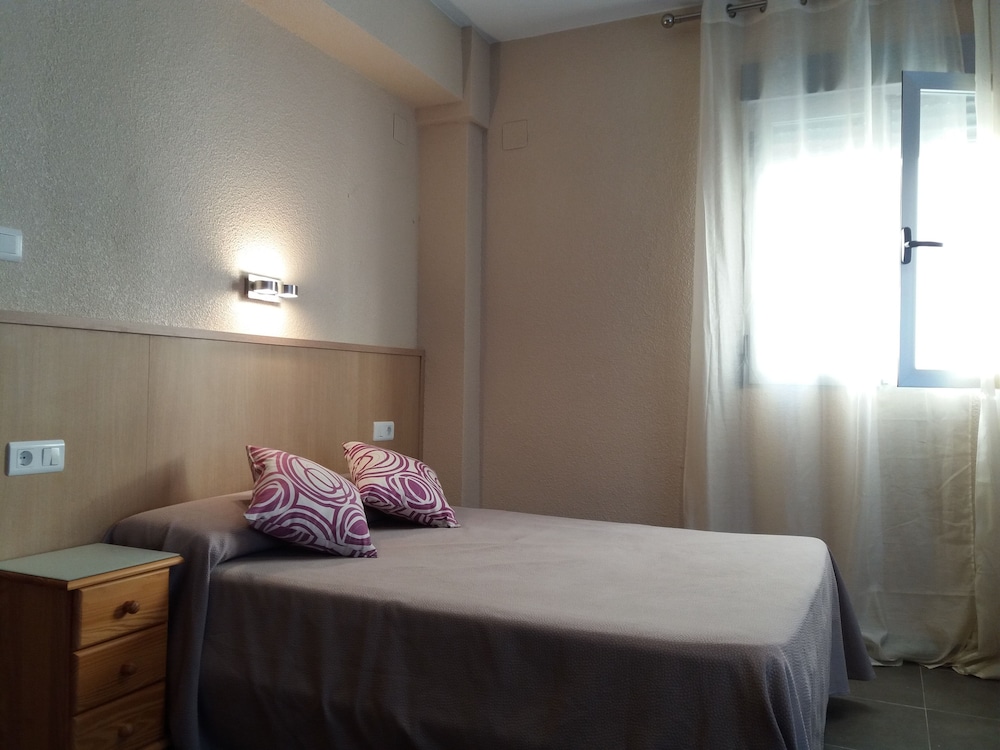 Standard Double Room (2 single beds or 1 queen size bed)