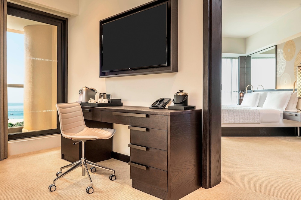 Deluxe Suite, 1 Bedroom, Smoking - Photo 5