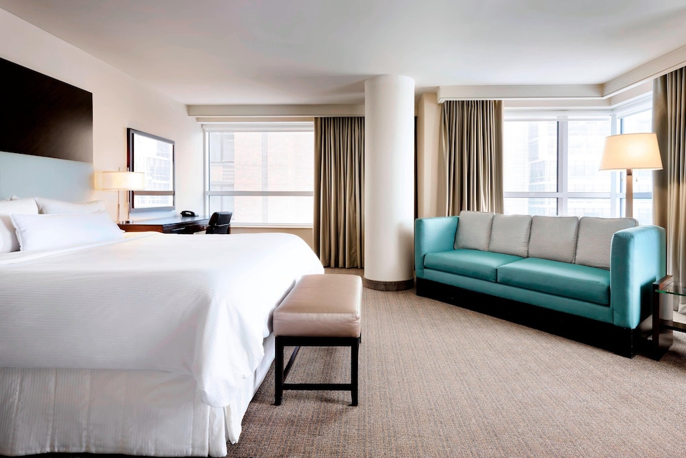 Deluxe Room, 1 King Bed, Corner - Photo 1