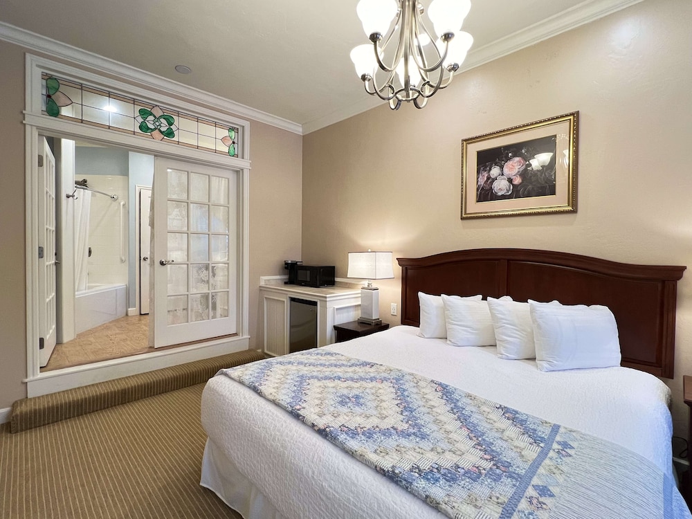 Standard Room, 1 King Bed, Non Smoking, Jetted Tub photo 1