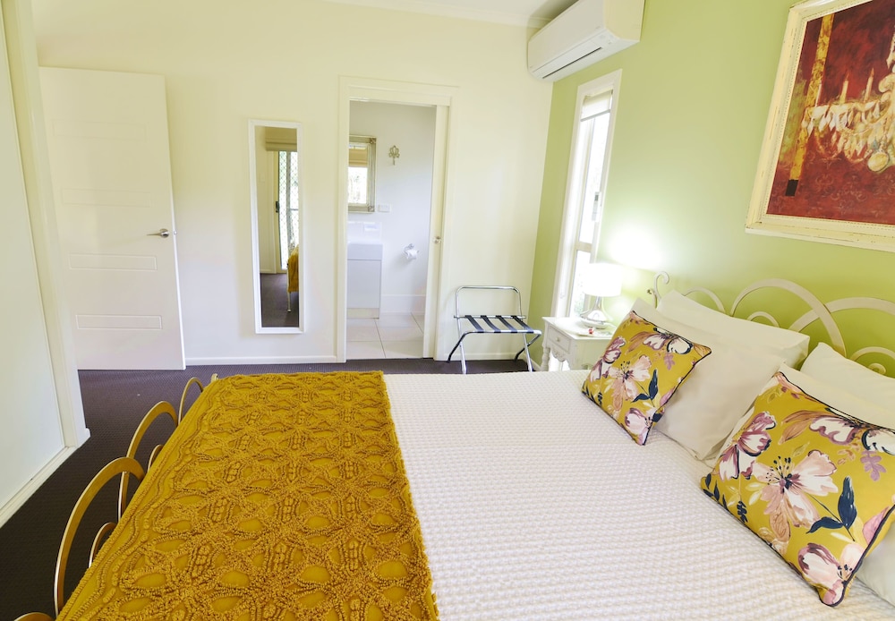 Luxury Cabin, 1 Queen Bed, Kitchenette (1brm Studio) photo 3