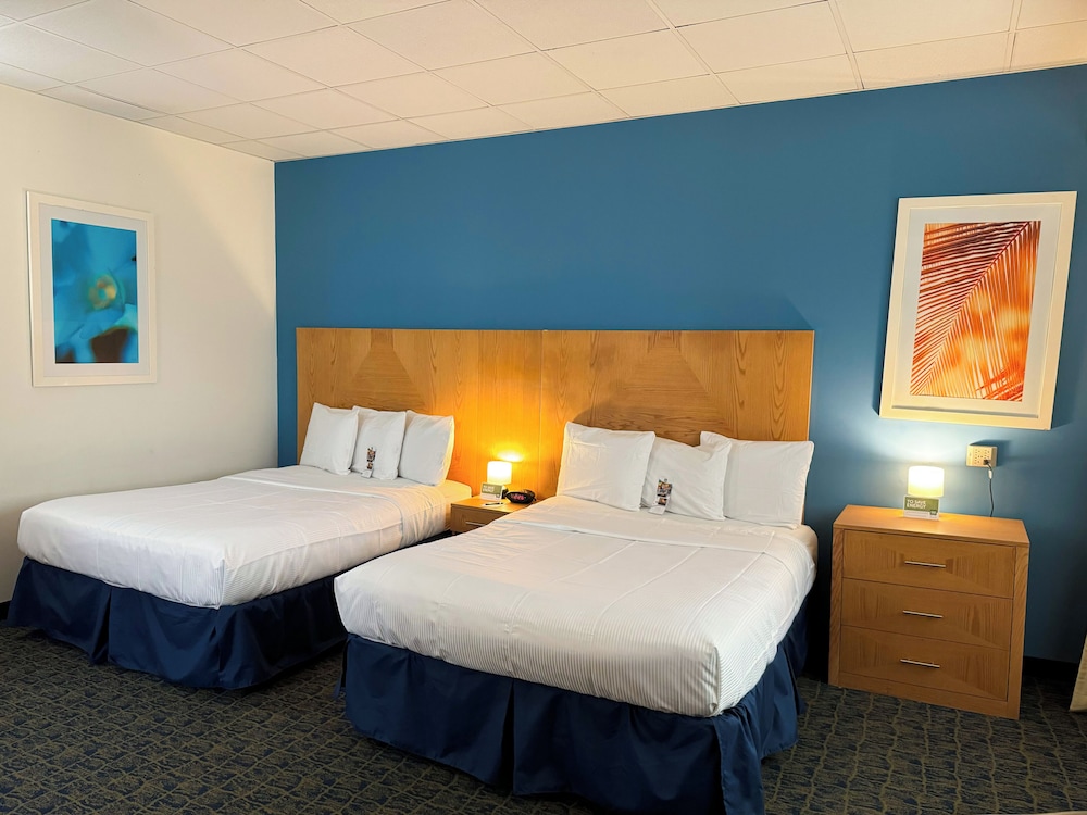 Standard Quadruple Room, 2 Queen Beds, Non Smoking, City View