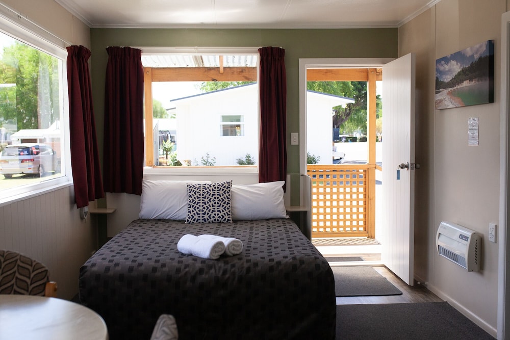 Self-Contained Unit - Kowhai photo 1
