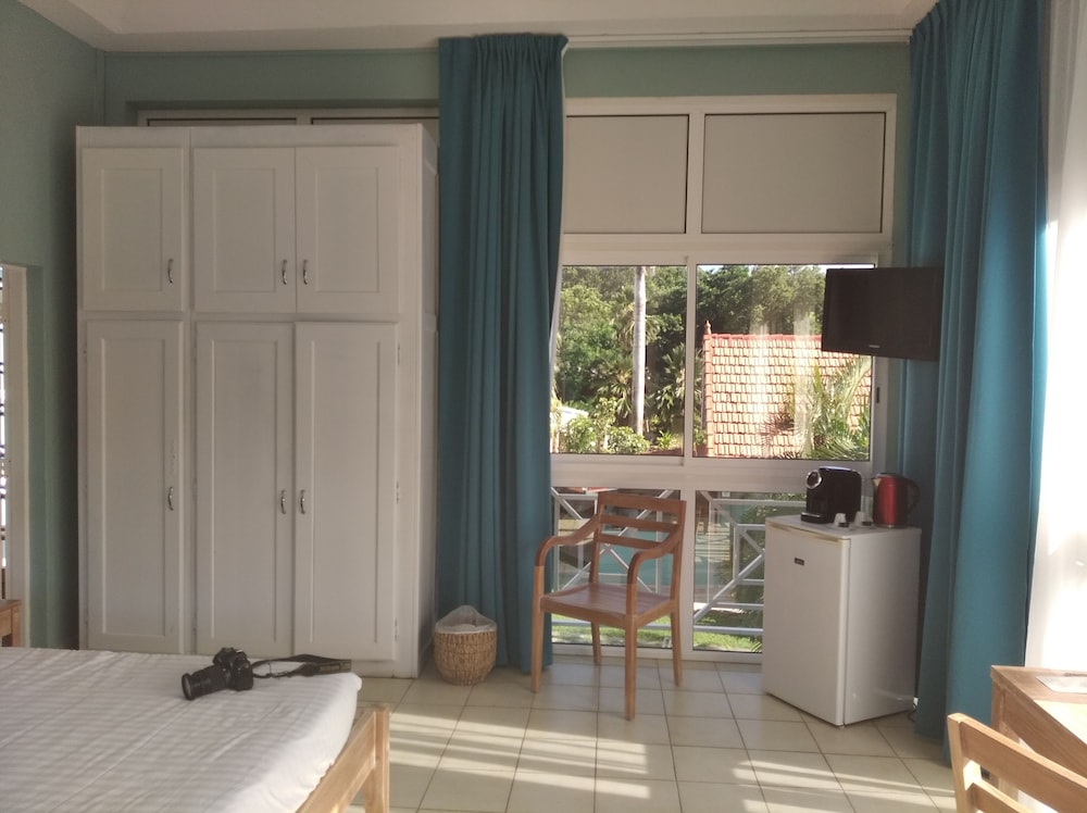 Double Room, 1 King Bed, Non Smoking, Pool View photo 2