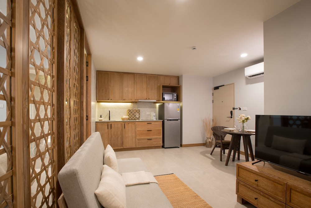 EXECUTIVE SUITE - Photo 5