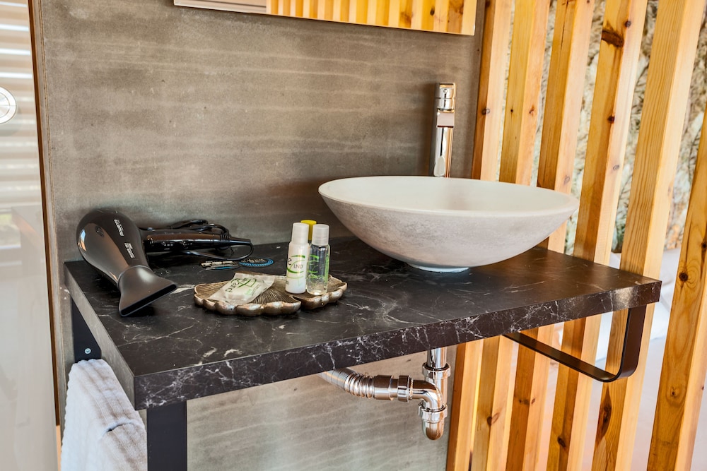 Deluxe Suite, Jetted Tub