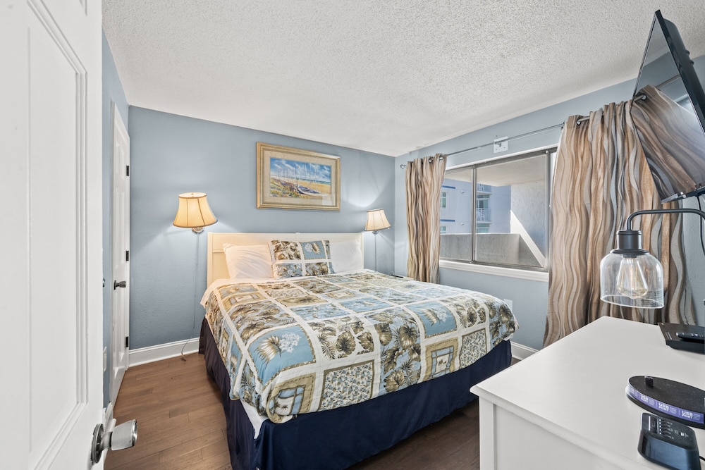 Condo, 2 Bedrooms, Fireplace, Oceanfront (601 - Corner Unit)