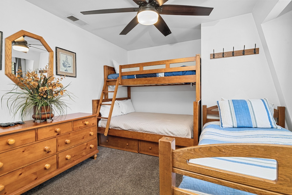 House, Multiple Beds, Hot Tub, Mountain View photo 3