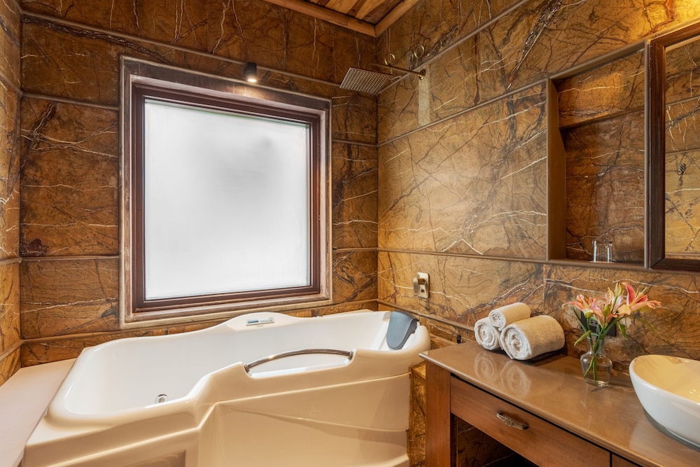 Legacy Suite with Hot Tub - Photo 2