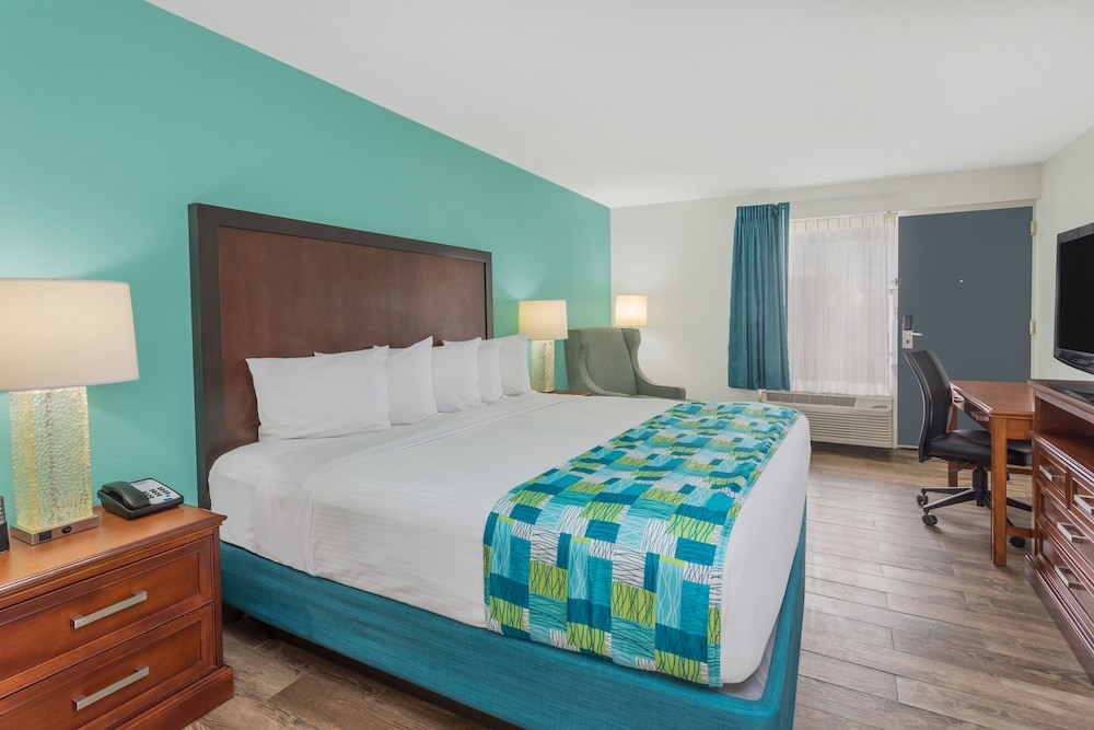 Room, 1 King Bed, Ground Floor - Photo 2
