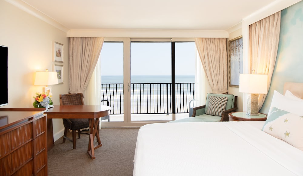 Oceanfront King Balcony Suite photo 2
