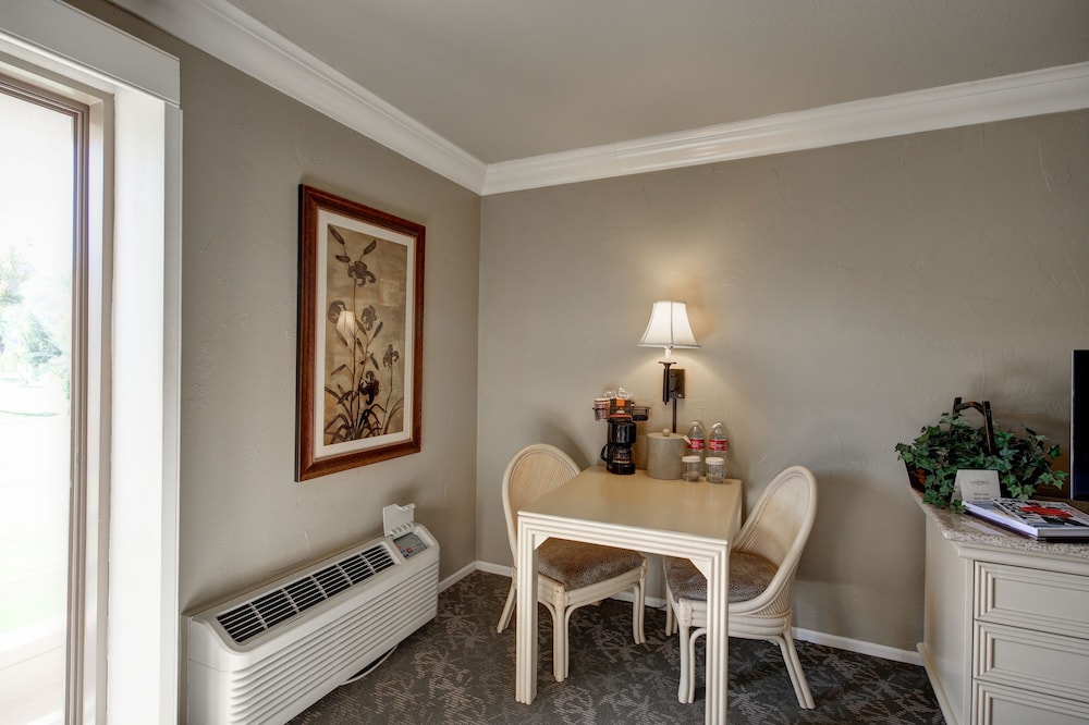 Standard Room, 2 Double Beds (Pool or Golf View) photo 3