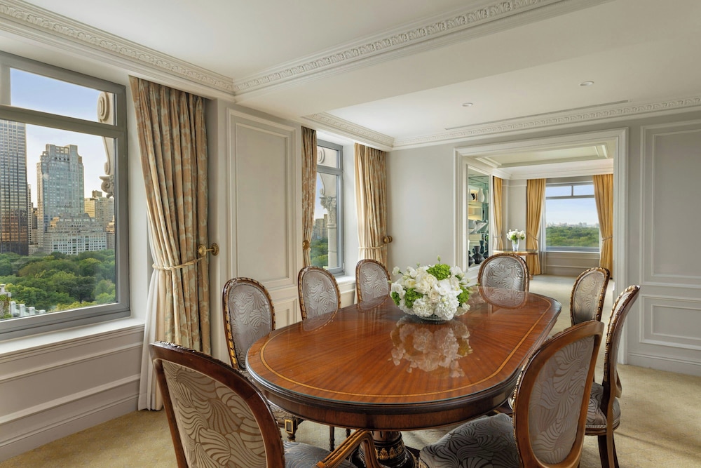 Suite, 1 King Bed with Sofa bed
