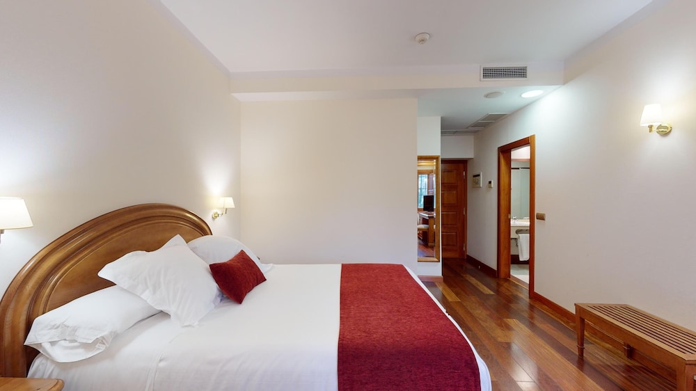 Double Room, 1 Queen Bed (2 adults) - Photo 1