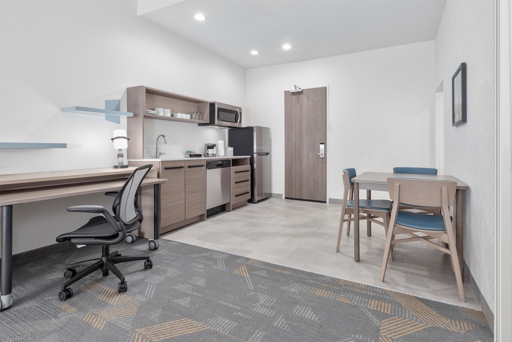 Suite, 1 Bedroom - Photo 1