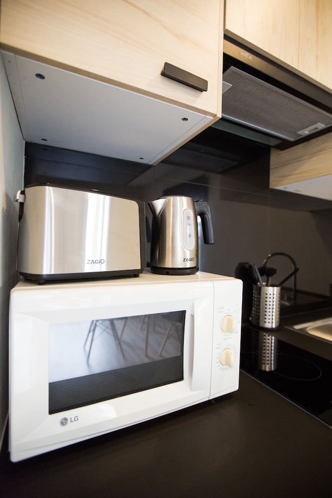 Two Bedroom Balcony Apartment - Photo 18
