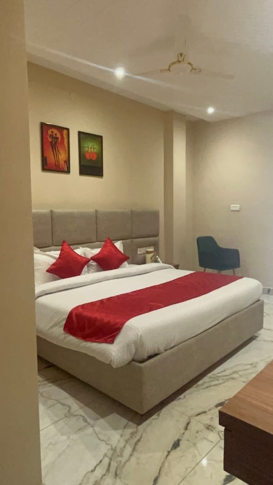 Royal Room - Photo 1