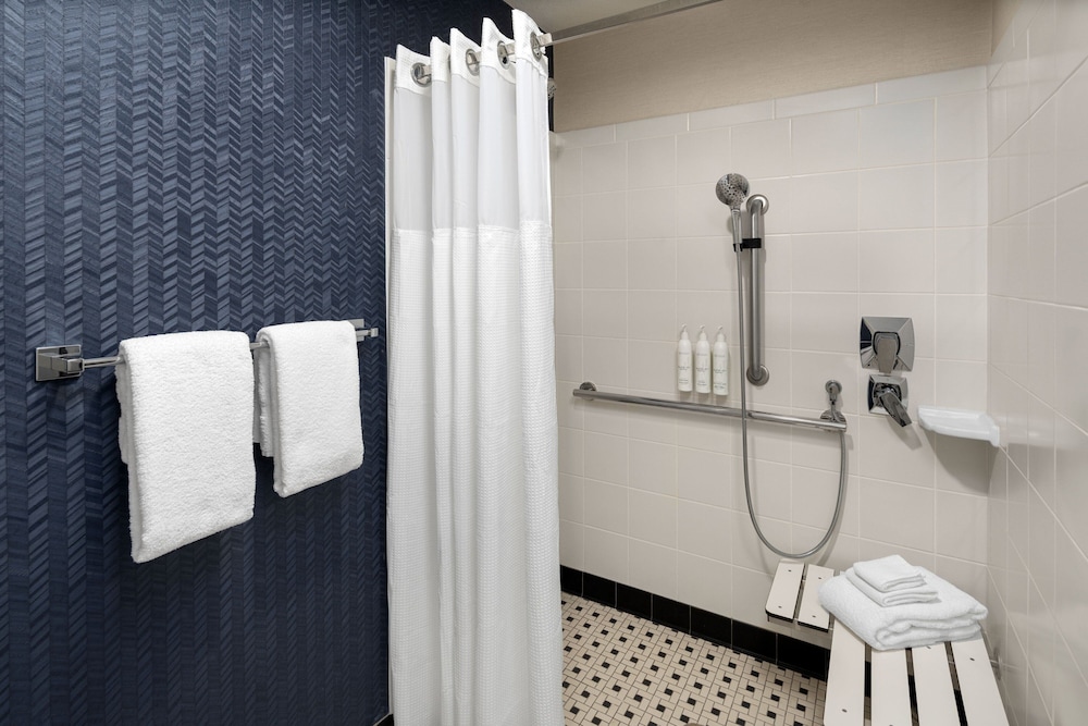 Room, 1 King Bed (Mobility Accessible, Tub) - Photo 4