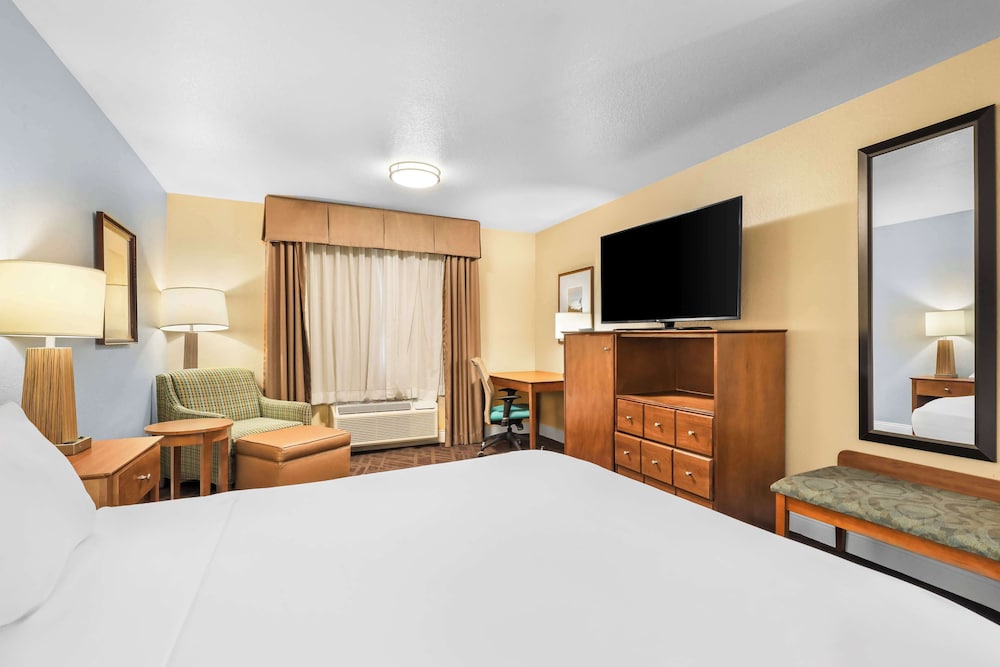 Standard Room, 1 Queen Bed, Non Smoking, Refrigerator & Microwave photo 3