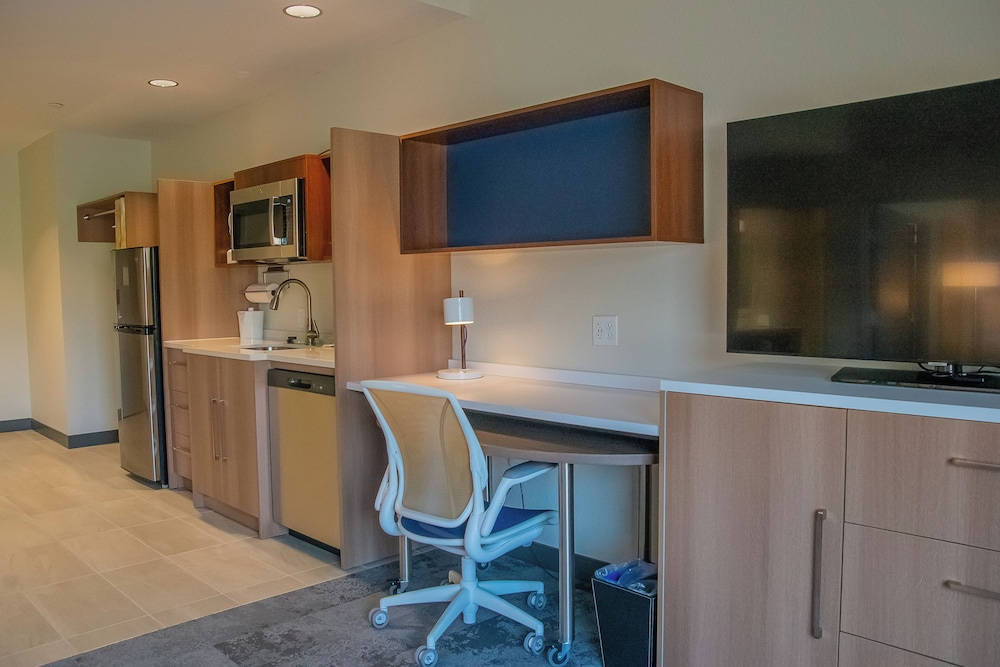 Suite, 1 King Bed, Accessible, Bathtub - Photo 2