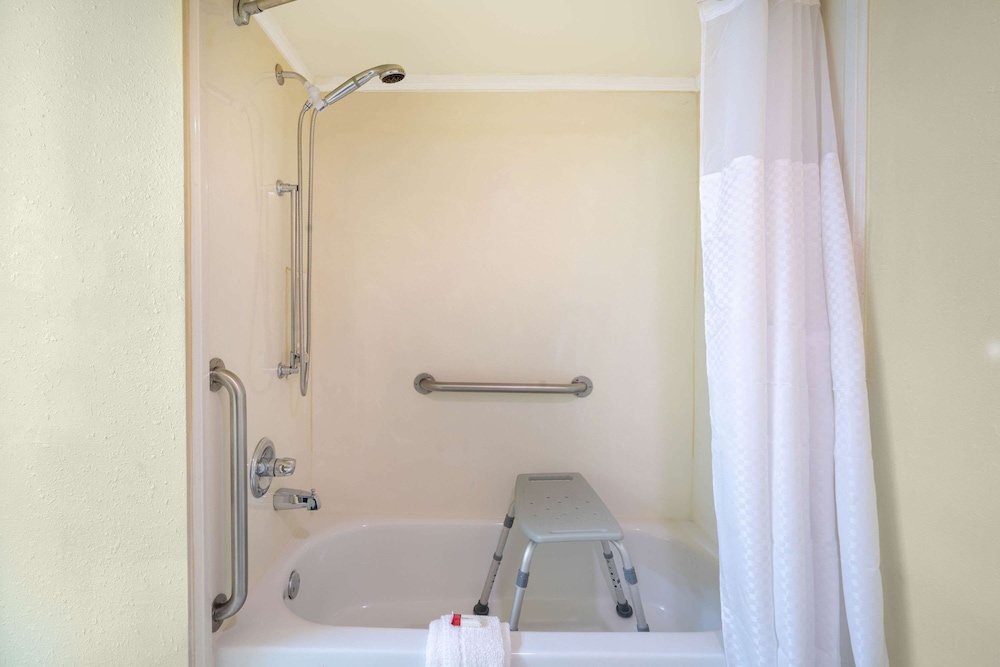 Room, Accessible, Microwave - Photo 2
