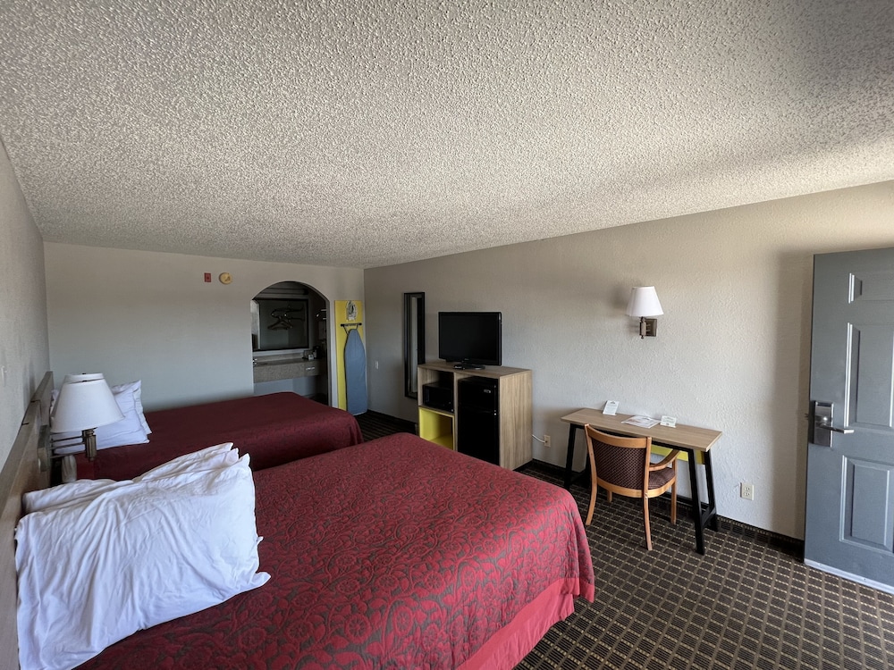 Standard Room, 2 Queen Beds - Photo 1