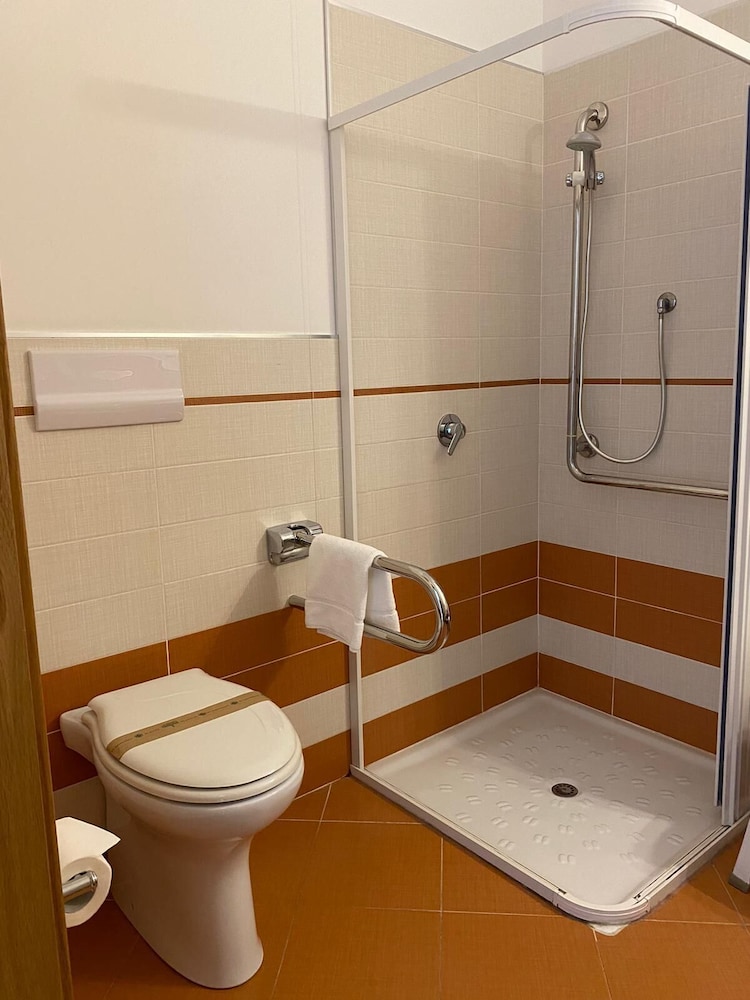 Classic Double or Twin Room, Accessible - Photo 4