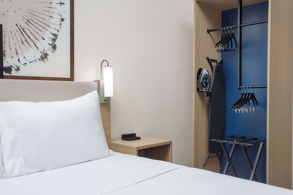 Room, 1 Queen Bed, Accessible (Mobility, Roll-In Shower) photo 3