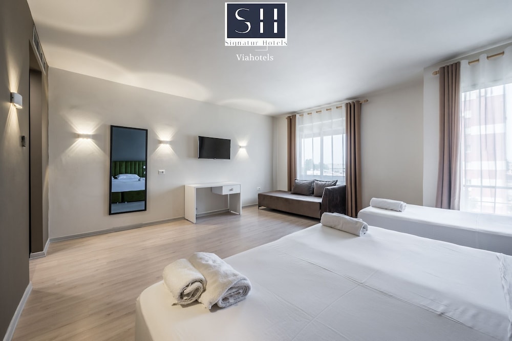Signature Quadruple Room, 1 Bedroom, Balcony, Partial Sea View