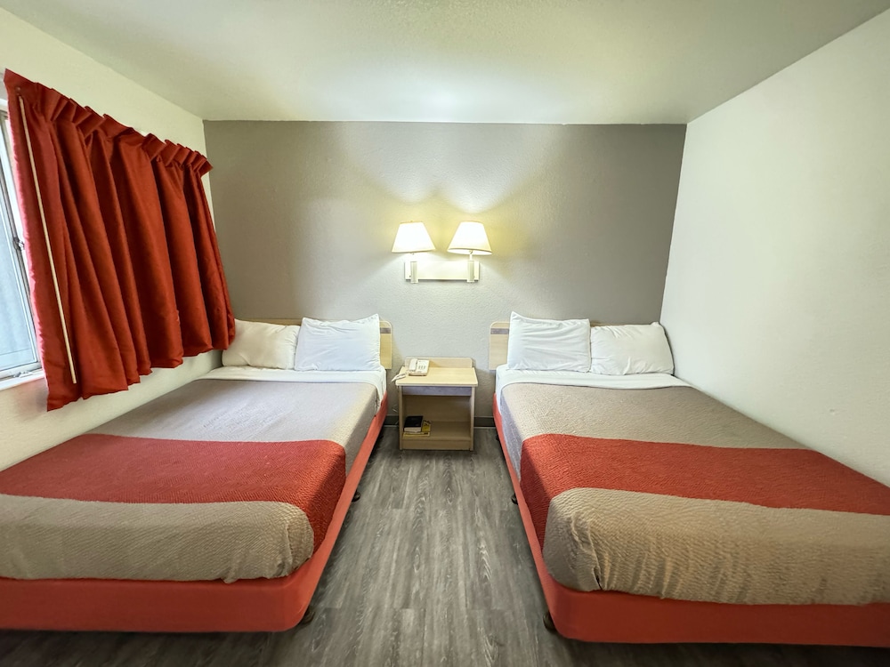Standard Room, 2 Double Beds, Non Smoking, Refrigerator & Microwave photo 3