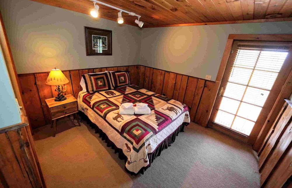 Family Townhome, 3 Bedrooms, Balcony, Partial Lake View photo 1