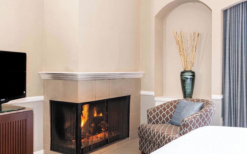 Room, 1 King Bed, Fireplace - Photo 1