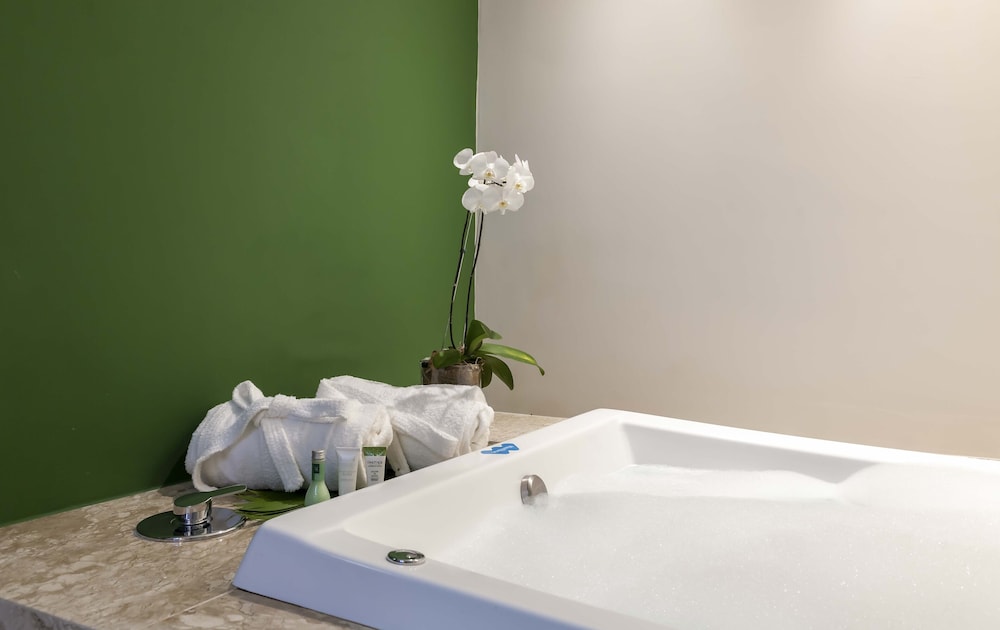 Premium Double Room, Jetted Tub photo 3