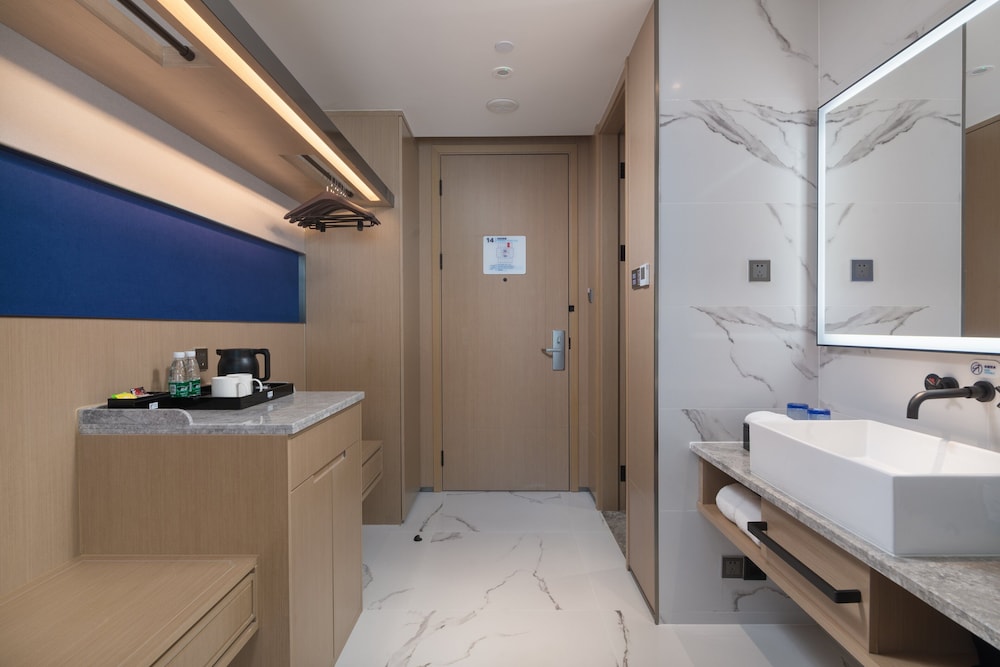 Standard Room, 1 King Bed (High Floor) photo 3
