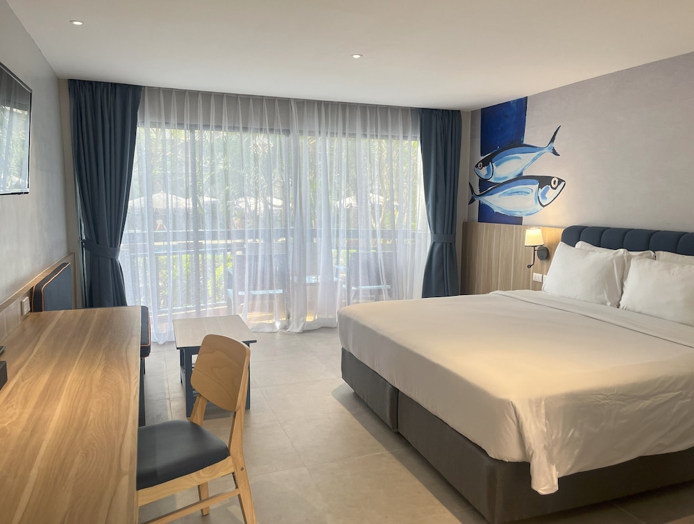 Superior Room, Pool View - Photo 2