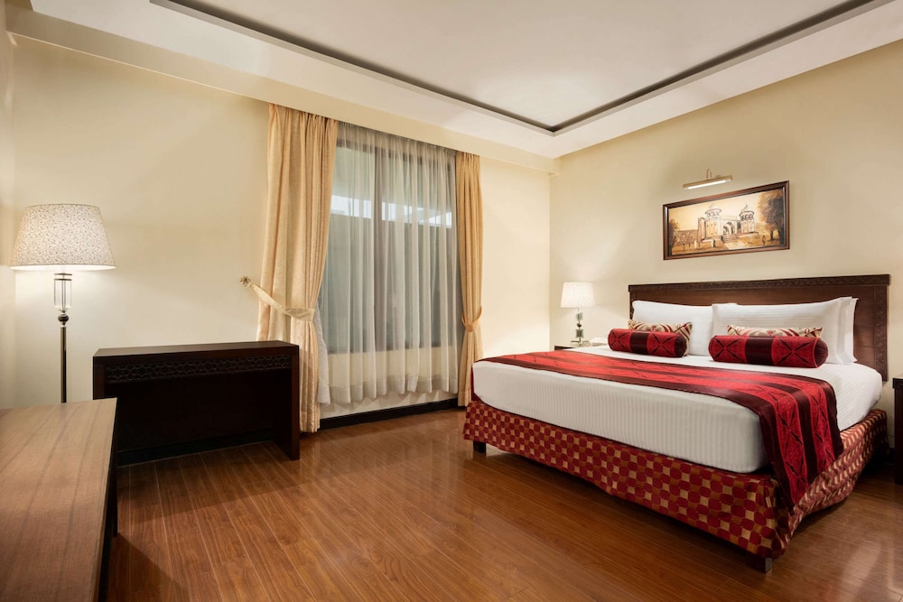 Business Room, 1 King Bed, Non Smoking photo 1