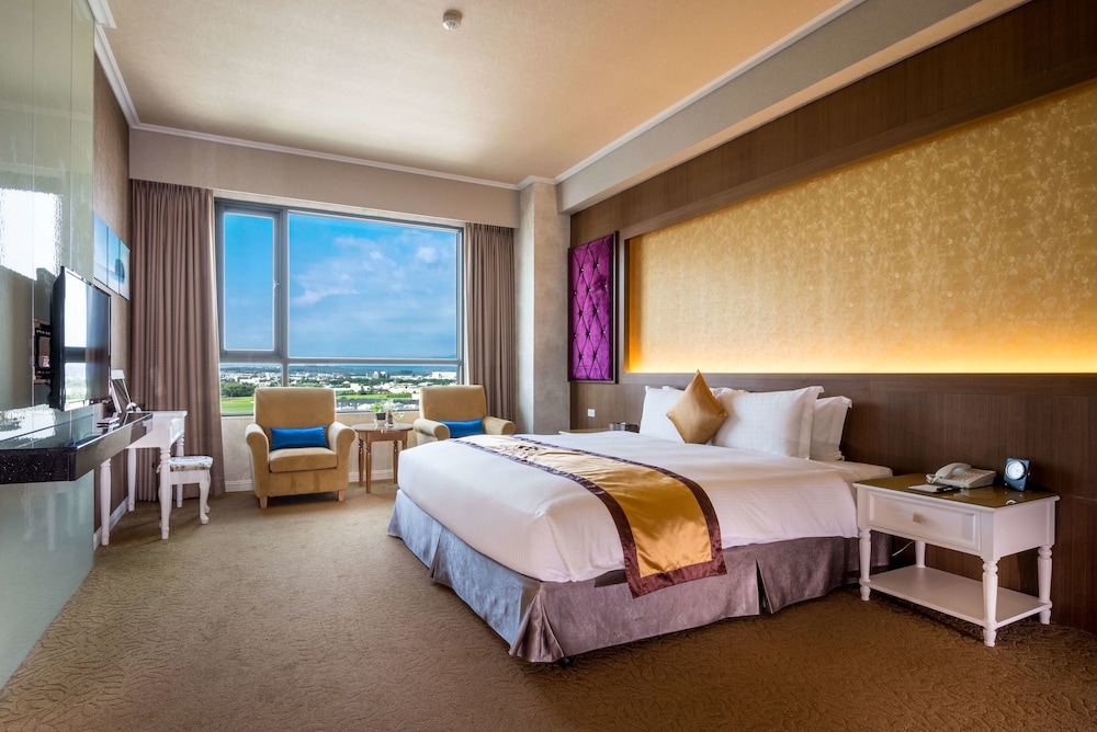 Luxury Studio Suite, 1 Queen Bed, City View, Tower photo 2