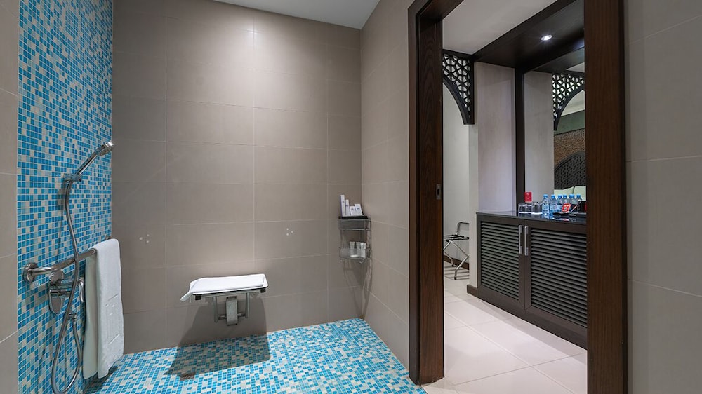 Accessible Room with 1 King Bed - Photo 3
