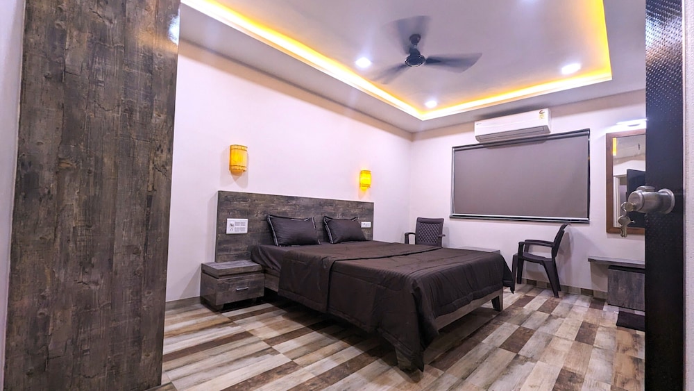 Deluxe Room - Photo 12