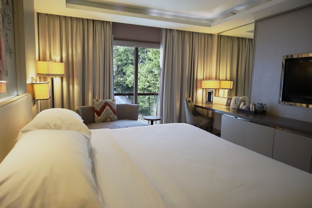 Deluxe Room, 1 King Bed, Balcony photo 2