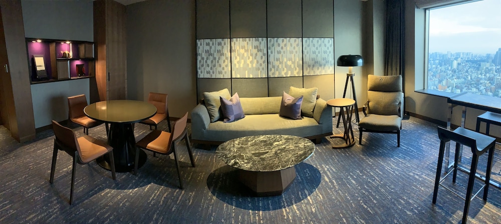 Corner Suite with Lounge Access, Non Smoking photo 2